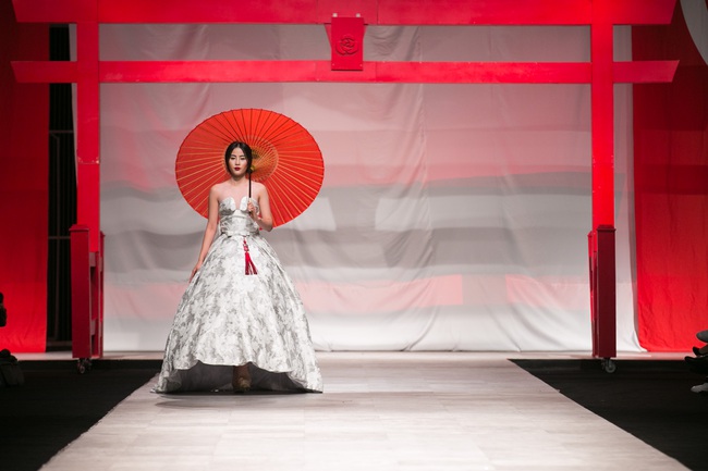 Hoa khôi Nam Em mở màn Tinh khôi - BST cuối cùng của Vietnam International Fashion Week - Ảnh 2.