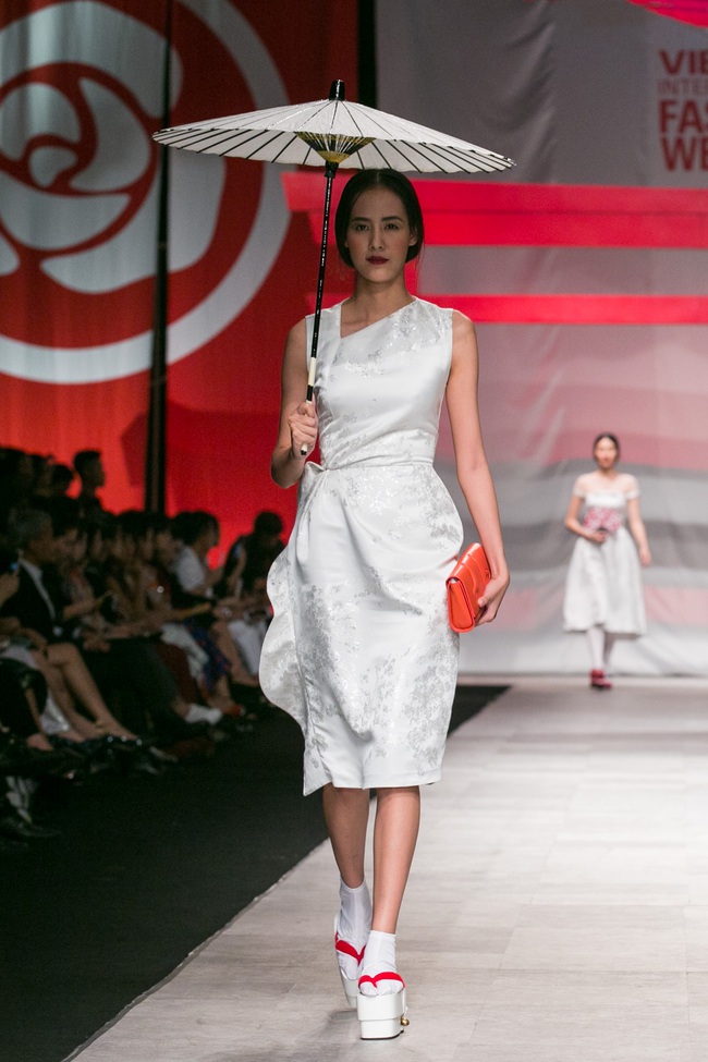 Hoa khôi Nam Em mở màn Tinh khôi - BST cuối cùng của Vietnam International Fashion Week - Ảnh 1.