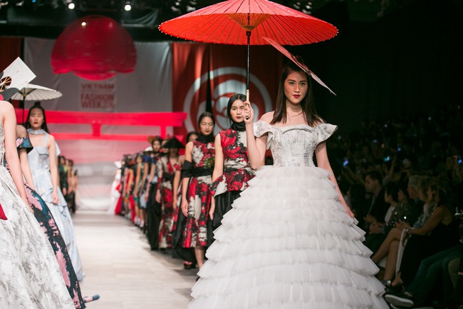 Hoa khôi Nam Em mở màn Tinh khôi - BST cuối cùng của Vietnam International Fashion Week - Ảnh 23.