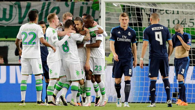 Cầu thủ Wolfsburg g&atilde;y răng sau pha va chạm với Toni Kroos - Ảnh 4.