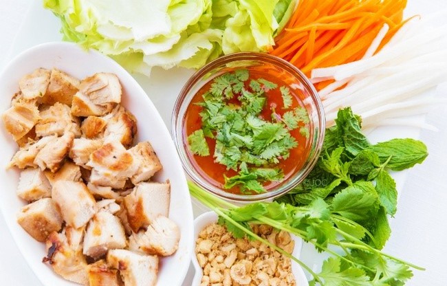 Chiêu đãi bạn bè bằng gỏi Thái vạn người mê! - Ảnh 8.