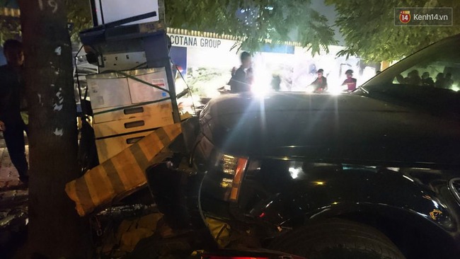 H&agrave; Nội: Xe sang Range Rover đ&acirc;m li&ecirc;n tiếp v&agrave;o 2 xe m&aacute;y, 1 xe ba g&aacute;c khiến 3 người bị thương - Ảnh 4.