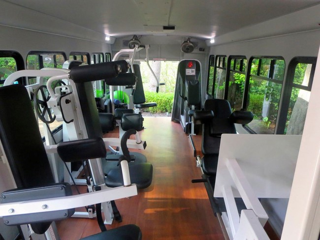 Khỏi đi gym nữa, giờ đây bạn có tập thể dục mỗi sáng trên xe buýt được rồi! - Ảnh 4.