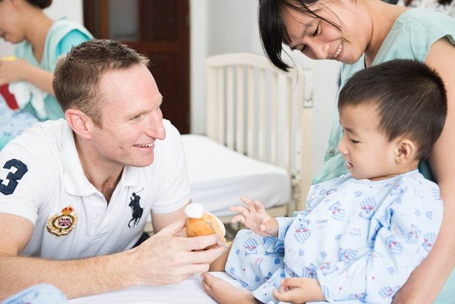 Chàng trai Úc đạp xe xuyên Việt, mang về 72.000 USD cứu 55 em bé bị bệnh tim bẩm sinh - Ảnh 3.