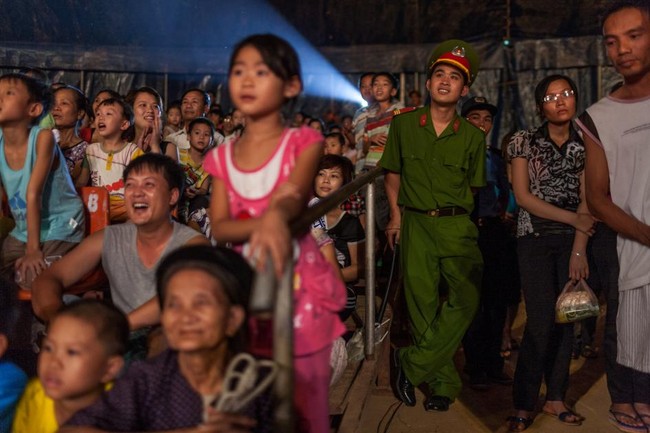 Cuộc sống của nghệ sĩ xiếc Việt sau ánh đèn sân khấu được khen ngợi trên tạp chí National Geographic - Ảnh 2.