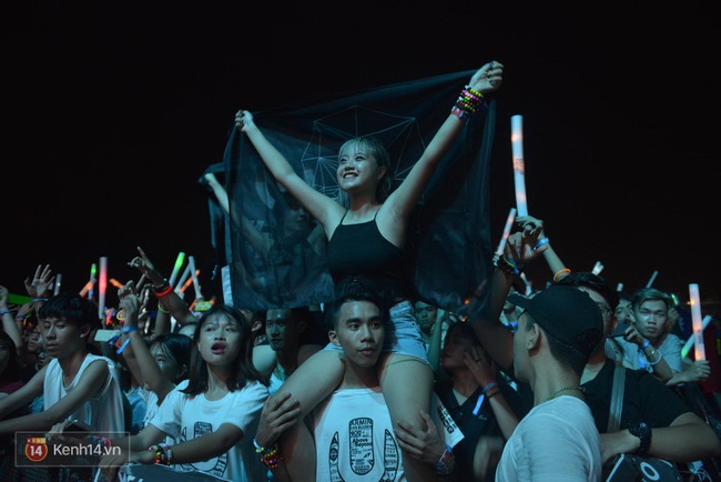 Kh&aacute;n giả cuồng nhiệt x&otilde;a hết cỡ trong đ&ecirc;m nhạc của Martin Garrix - Ảnh 25.