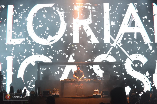 Kh&aacute;n giả cuồng nhiệt x&otilde;a hết cỡ trong đ&ecirc;m nhạc của Martin Garrix - Ảnh 21.
