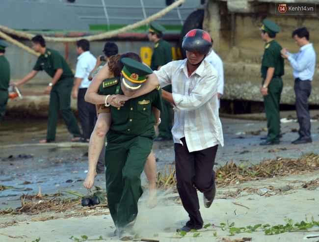 Vụ chìm tàu ở Đà Nẵng: Người thân khóc ngất khi cả 3 thi thể được vớt lên - Ảnh 6.