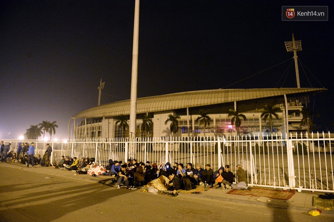 Mặc đêm lạnh, cặp đôi vẫn dựng lều trước sân Mỹ Đình chờ mua vé xem tuyển Việt Nam thi đấu - Ảnh 1.