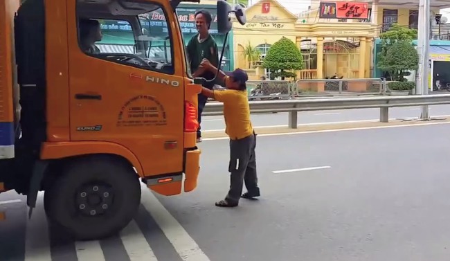 Quảng Nam: Thanh ni&ecirc;n nghi ng&aacute;o đ&aacute; ph&aacute; xe h&agrave;ng - Ảnh 1.
