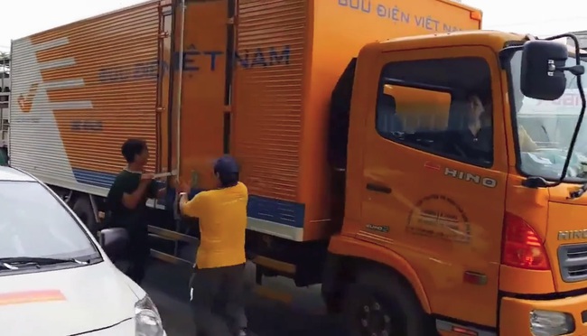 Quảng Nam: Thanh ni&ecirc;n nghi ng&aacute;o đ&aacute; ph&aacute; xe h&agrave;ng - Ảnh 2.