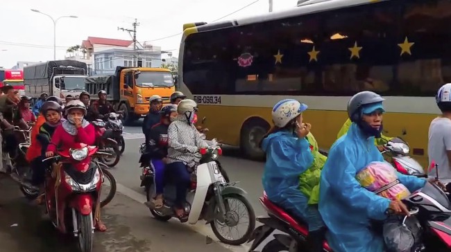 Quảng Nam: Thanh ni&ecirc;n nghi ng&aacute;o đ&aacute; ph&aacute; xe h&agrave;ng - Ảnh 3.