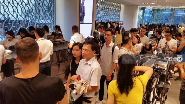 Gần đến giờ đóng cửa, store Zara Việt Nam vẫn đông nghịt, từng hàng dài chờ thanh toán hóa đơn cả chục triệu - Ảnh 6.