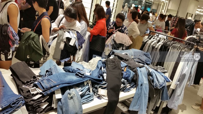 Gần đến giờ đóng cửa, store Zara Việt Nam vẫn đông nghịt, từng hàng dài chờ thanh toán hóa đơn cả chục triệu - Ảnh 14.