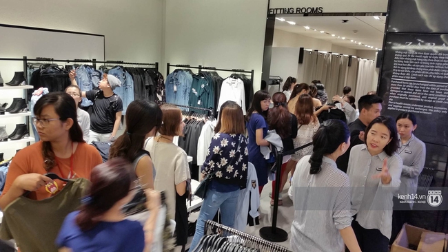Gần đến giờ đóng cửa, store Zara Việt Nam vẫn đông nghịt, từng hàng dài chờ thanh toán hóa đơn cả chục triệu - Ảnh 8.