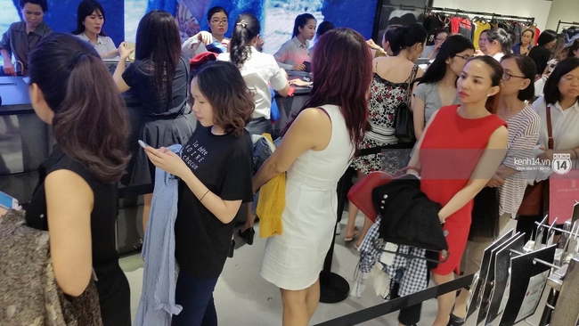 Gần đến giờ đóng cửa, store Zara Việt Nam vẫn đông nghịt, từng hàng dài chờ thanh toán hóa đơn cả chục triệu - Ảnh 11.