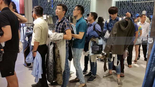 Gần đến giờ đóng cửa, store Zara Việt Nam vẫn đông nghịt, từng hàng dài chờ thanh toán hóa đơn cả chục triệu - Ảnh 9.