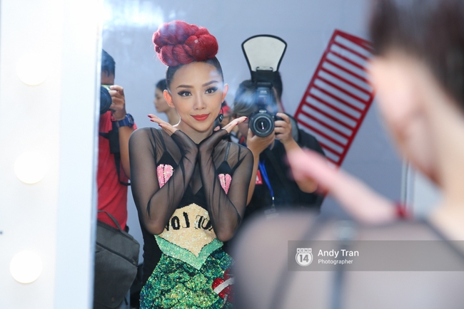 The Voice: Đ&ocirc;ng Nhi xuất hiện lẻ b&oacute;ng, Thu Minh tự cắt vớ da trước khi quay h&igrave;nh - Ảnh 12.