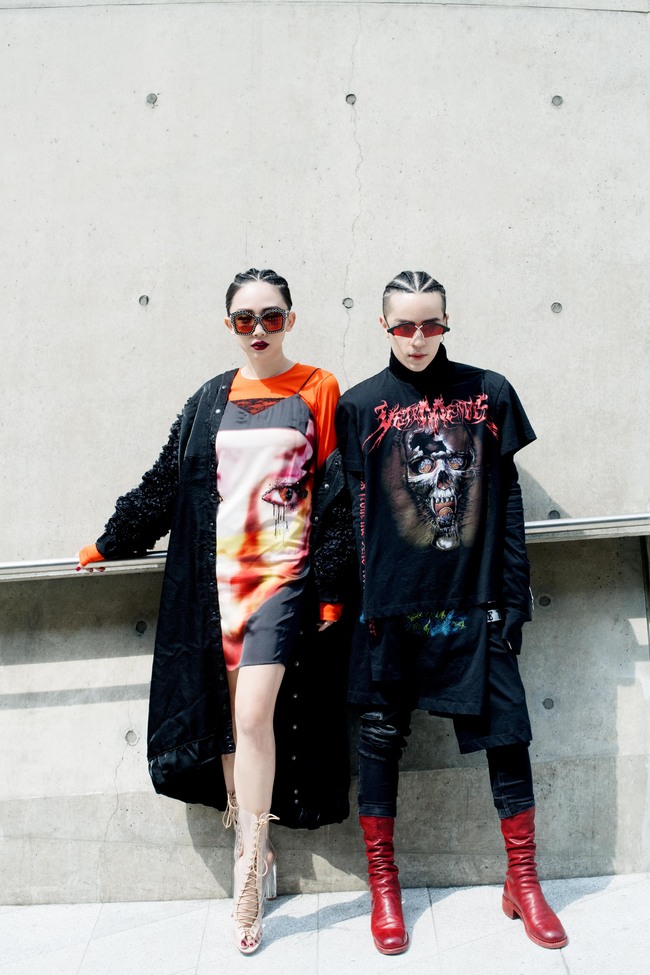 T&oacute;c Ti&ecirc;n v&agrave; Kelbin Lei ph&aacute; đảo Seoul Fashion Week ng&agrave;y 4 với style si&ecirc;u ngầu - Ảnh 1.
