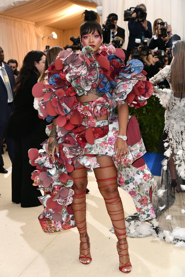 Met Gala 2017: Rihanna và Katy Perry thi nhau mặc dị, Cara Delevingne sơn bạc nguyên đầu - Ảnh 1.