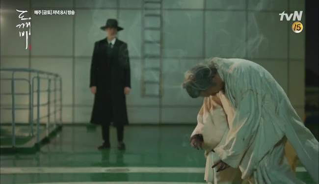 “Goblin tập 13: Fan á khẩu vì biên kịch để Gong Yoo “hóa vàng” ngay trước mắt Go Eun - Ảnh 2.