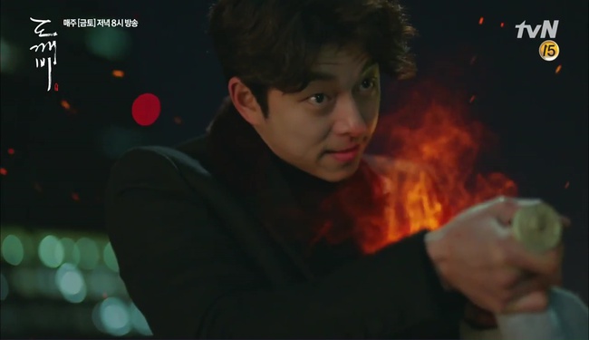 “Goblin tập 13: Fan á khẩu vì biên kịch để Gong Yoo “hóa vàng” ngay trước mắt Go Eun - Ảnh 3.