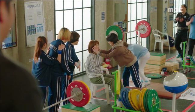 &ldquo;Ti&ecirc;n Nữ Cử Tạ&rdquo;: Nam Joo Hyuk nguyện cạo đầu để bớt đẹp trai v&igrave; Lee Sung Kyung - Ảnh 7.