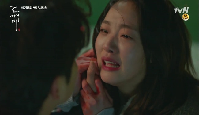 “Goblin tập 13: Fan á khẩu vì biên kịch để Gong Yoo “hóa vàng” ngay trước mắt Go Eun - Ảnh 8.