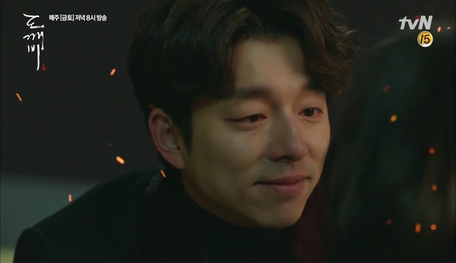 “Goblin tập 13: Fan á khẩu vì biên kịch để Gong Yoo “hóa vàng” ngay trước mắt Go Eun - Ảnh 9.