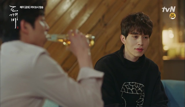 Goblin: Sau 9 năm lưu lạc, chỉ mỗi Lee Dong Wook l&agrave; nhớ Gong Yoo! - Ảnh 15.