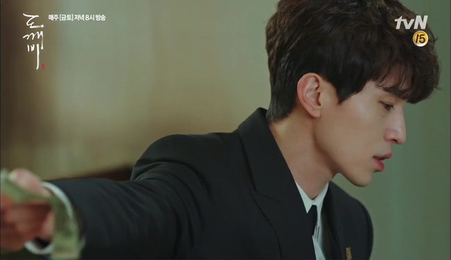 Goblin: Sau 9 năm lưu lạc, chỉ mỗi Lee Dong Wook l&agrave; nhớ Gong Yoo! - Ảnh 19.
