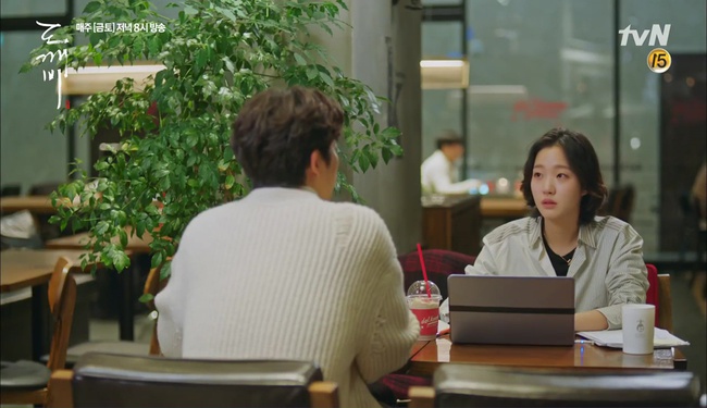 Goblin: Sau 9 năm lưu lạc, chỉ mỗi Lee Dong Wook l&agrave; nhớ Gong Yoo! - Ảnh 25.