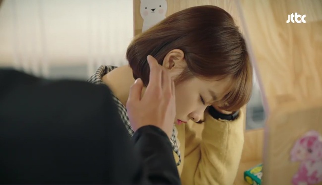 Do Bong Soon: Thấy Ji Soo chở “crush” đi làm, Park Hyung Sik ghen nổ đom đóm mắt - Ảnh 23.