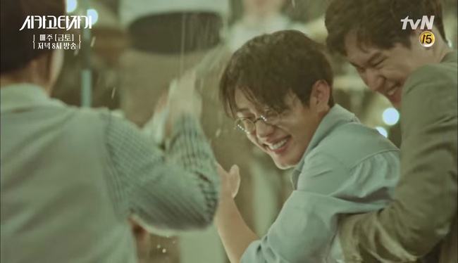 Chicago Typewriter: Yoo Ah In tóe khói vì con ma Go Kyung Pyo - Ảnh 32.