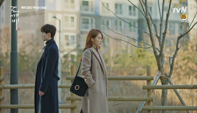 Goblin: Sau 9 năm lưu lạc, chỉ mỗi Lee Dong Wook l&agrave; nhớ Gong Yoo! - Ảnh 39.