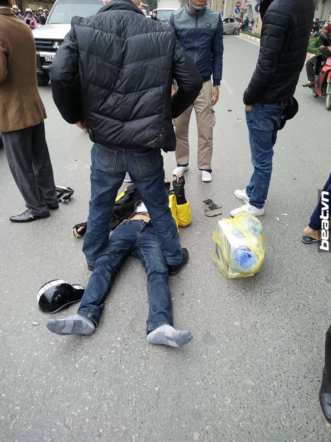 Clip: &Ocirc; t&ocirc; Camry h&uacute;c văng xe m&aacute;y l&ecirc;n dải ph&acirc;n c&aacute;ch ở gần Big C H&agrave; Đ&ocirc;ng - Ảnh 2.