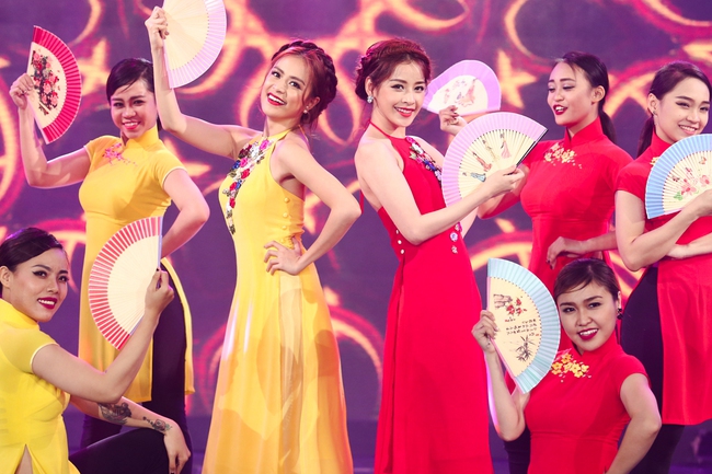 Ho&agrave;ng Th&ugrave;y Linh - Chi Pu diện &aacute;o d&agrave;i c&aacute;ch t&acirc;n, m&uacute;a quạt trong lần đầu song ca - Ảnh 2.