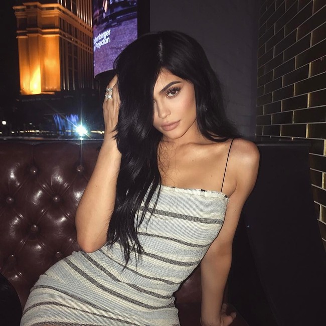 Gỡ bỏ những bộ tóc giả sành điệu, Kylie Jenner với mái tóc thật trông siêu dễ thương và gần gũi - Ảnh 3.