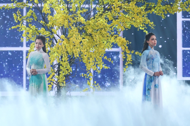 Ho&agrave;ng Th&ugrave;y Linh - Chi Pu diện &aacute;o d&agrave;i c&aacute;ch t&acirc;n, m&uacute;a quạt trong lần đầu song ca - Ảnh 5.