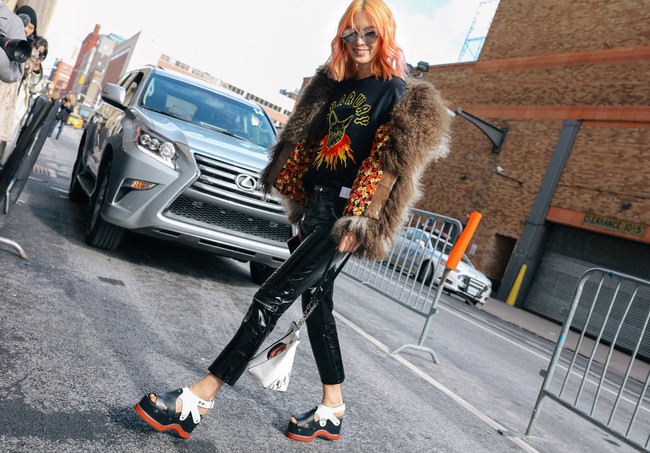 Chi&ecirc;m ngưỡng đặc sản street style đẹp kh&oacute; rời mắt tại Tuần lễ thời trang New York - Ảnh 6.