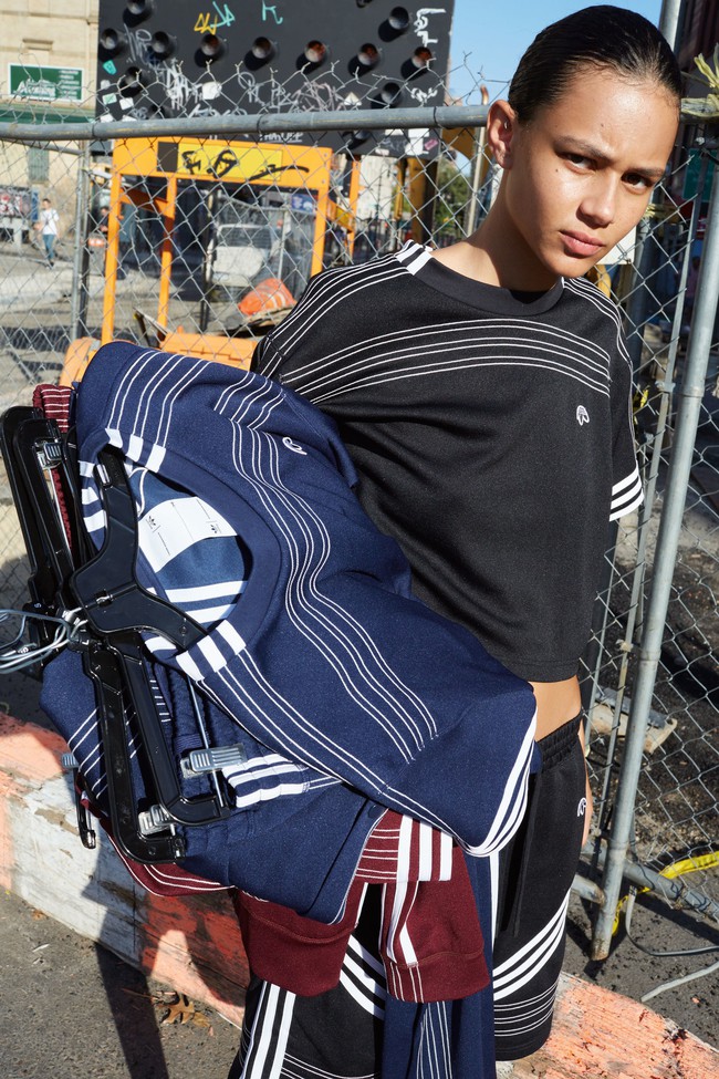 adidas Originals x Alexander Wang lăng xê mốt nhặt lá đá ống bơ, tay cầm túi rác ra đường - Ảnh 8.