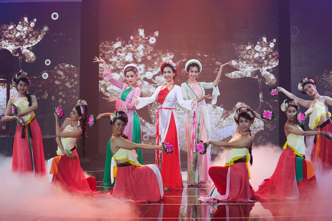 Ho&agrave;ng Th&ugrave;y Linh - Chi Pu diện &aacute;o d&agrave;i c&aacute;ch t&acirc;n, m&uacute;a quạt trong lần đầu song ca - Ảnh 13.