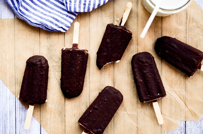Chế nhanh kem bọc chocolate cực đơn giản cho ngày nắng nóng - Ảnh 7.