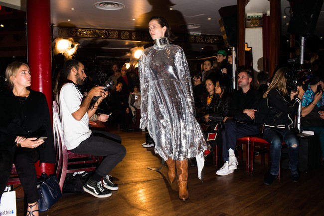 Vetements: Cái tên khiến bạn có muốn bỏ ra gần chục triệu mua áo công nhân cũng chả còn hàng để bán! - Ảnh 7. Vetements: Cái tên khiến bạn có muốn bỏ ra gần chục triệu mua áo công nhân cũng chả còn hàng để bán! - Ảnh 7.