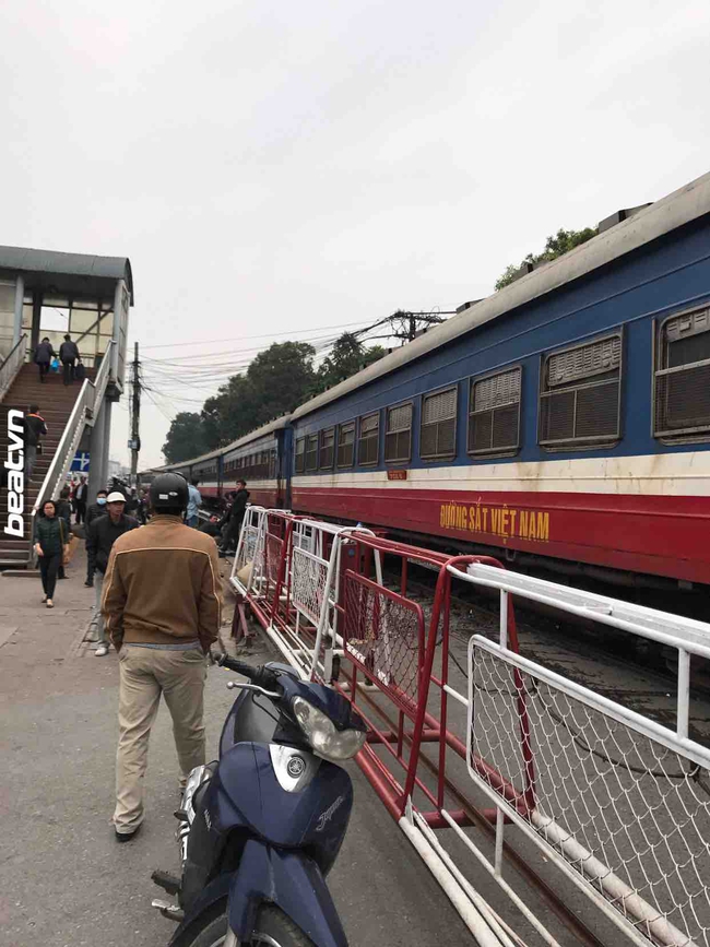 H&agrave; Nội: Mải n&oacute;i chuyện điện thoại, nam thanh ni&ecirc;n bị t&agrave;u hỏa đ&acirc;m - Ảnh 4.