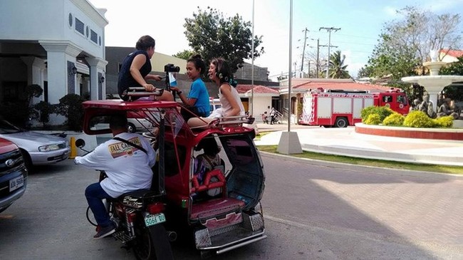 Ngồi tr&ecirc;n n&oacute;c xe đang chạy m&agrave; vẫn trang điểm được thế n&agrave;y th&igrave; nể thật! - Ảnh 2.