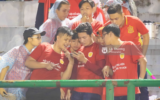 Mổ băng ngay tại s&acirc;n, CĐV TPHCM phản ứng trọng t&agrave;i dữ dội - Ảnh 6.