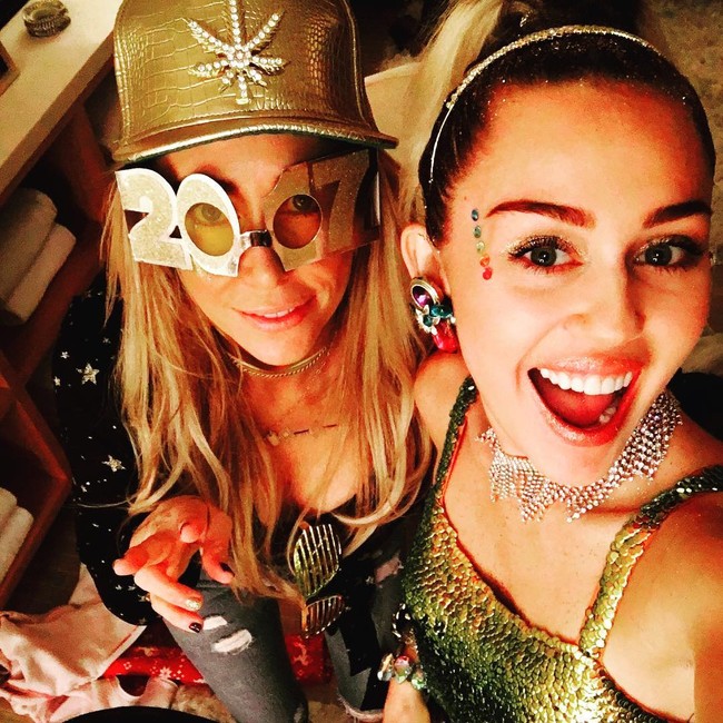 Nhân năm mới, Miley và Liam lại cho fan ăn bánh GATO với nụ hôn ngọt ngào - Ảnh 4.