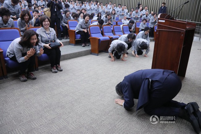 Tổng thư ký Quốc hội Hàn Quốc quỳ gối cảm tạ nhân viên vệ sinh nhân dịp đầu năm mới - Ảnh 2.
