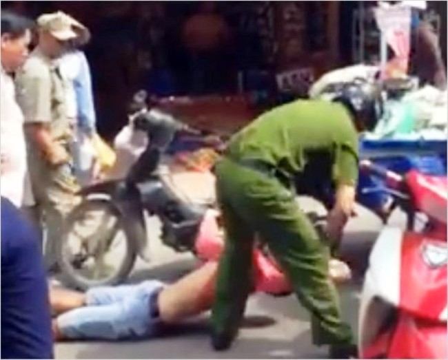 Người bán hàng rong ở Sài Gòn từng bị công an quật ngã lại tiếp tục bị bắt giữ - Ảnh 2.